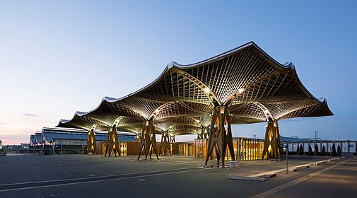 Als Wahrzeichen der Weltausstellung EXPO 2000 steht das sogenannte EXPO-Holzdach als ideale Location für die Veranstaltung der etwas anderen Art zur Verfügung.
